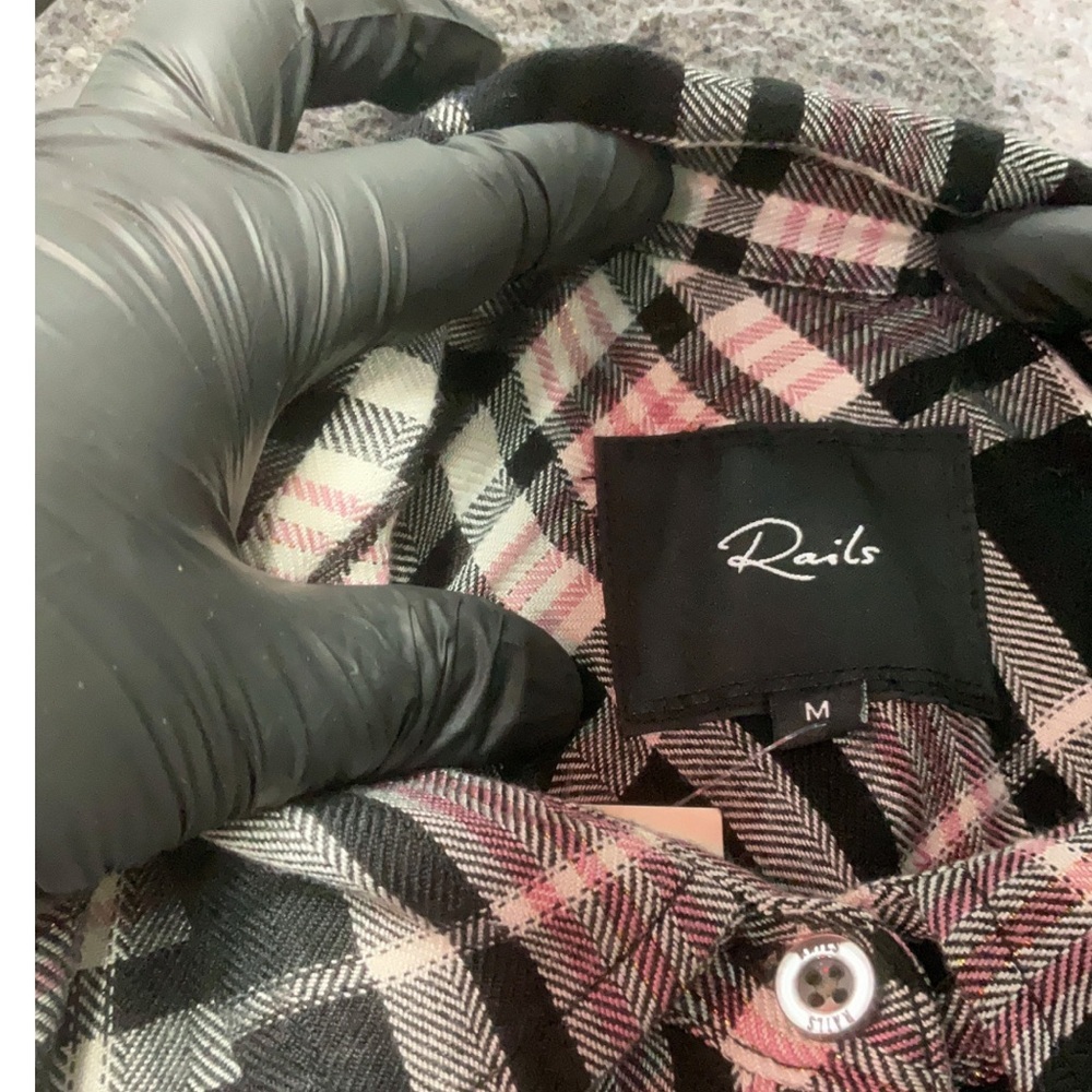 Rails Hunter Button Up Shirt in Onyx Rose Gold Plaid Women’s Medium - Picture 7 of 7